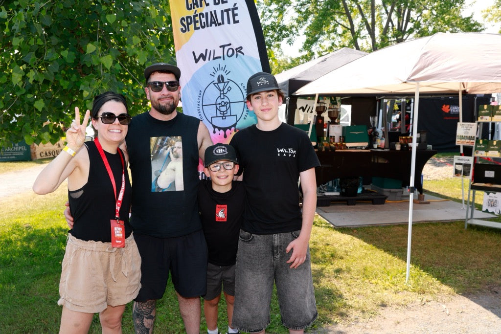 L'équipe familiale de WilTor Café devant leur kiosque mobile de café de spécialité lors d'un festival local.